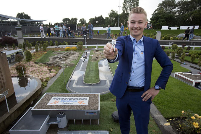 Indy Dontje onthult vernieuwde maquette Rijvaardigheidscentrum Lelystad in Madurodam